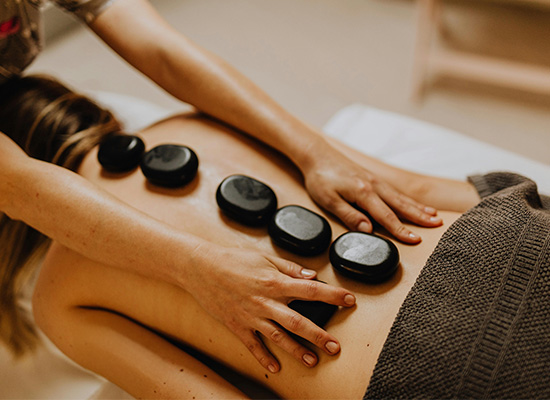 Massage mit Wärme gegen Herbstblues